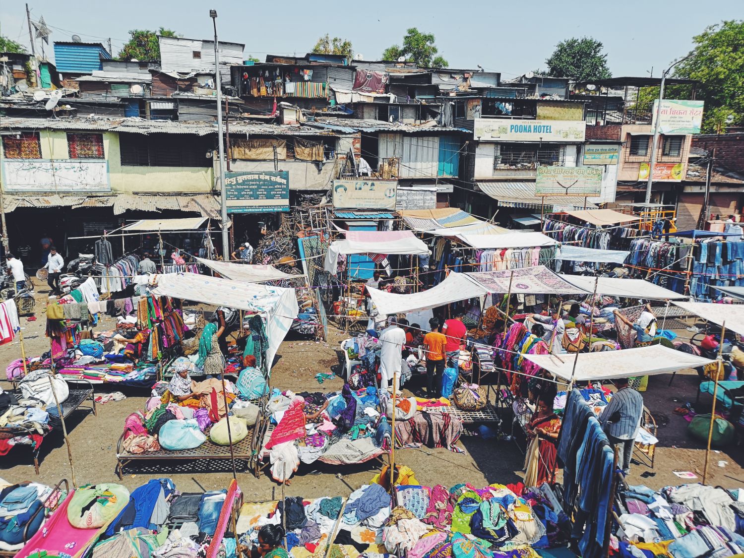 Visite au Juna Bazaar